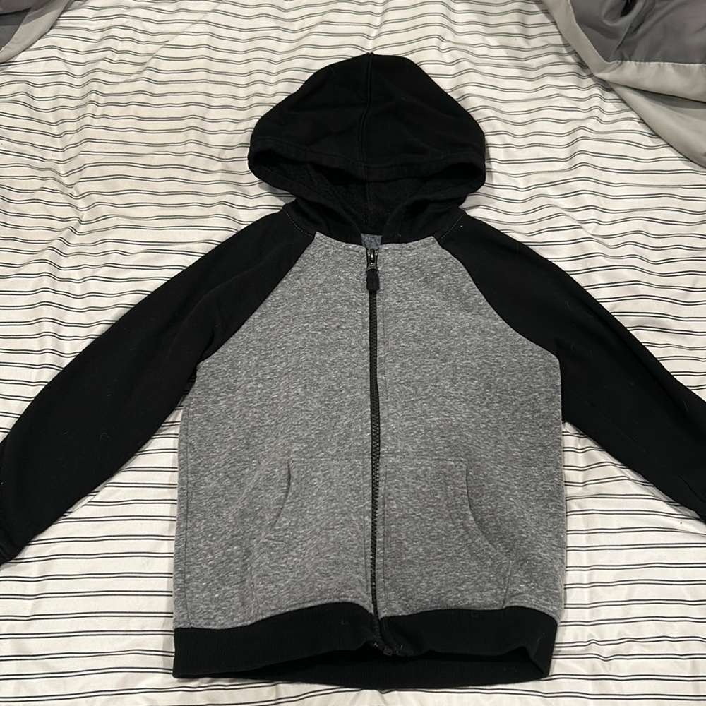 Little boys zip up